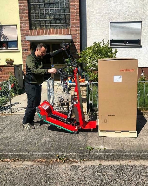 Sube escaleras Zonzini para transporte de caldera en edificio