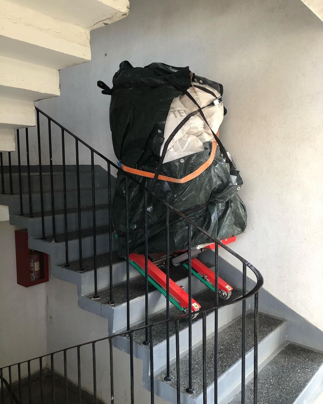 Carretilla sube escaleras eléctrica para mudanza de materiales de construcción