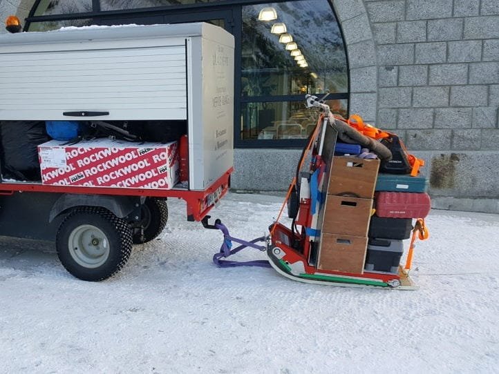 Sube escaleras profesional para transporte de cajas de equipos en nieve