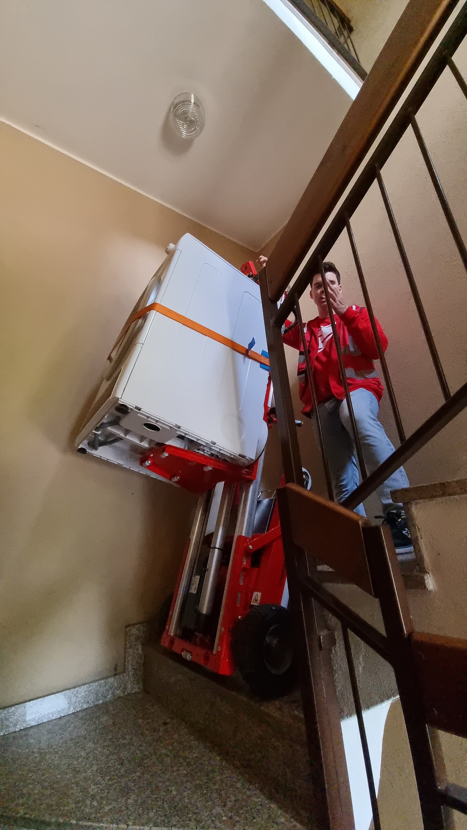 Sube escaleras profesional para entrega de lavadora al último piso