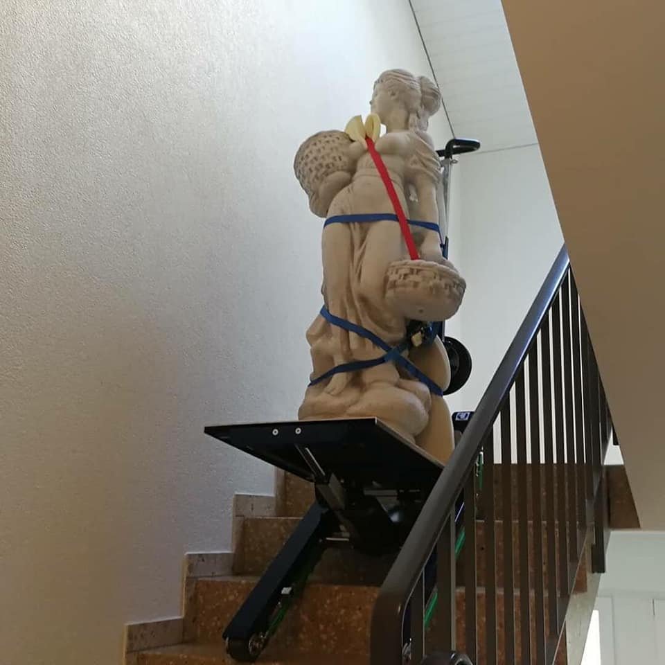 Carretilla sube escaleras eléctrica para transporte de estatuas de mármol