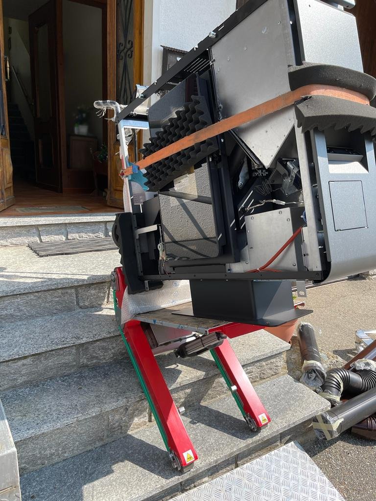 Carretilla sube escaleras para entrega de estufa de leña en vivienda
