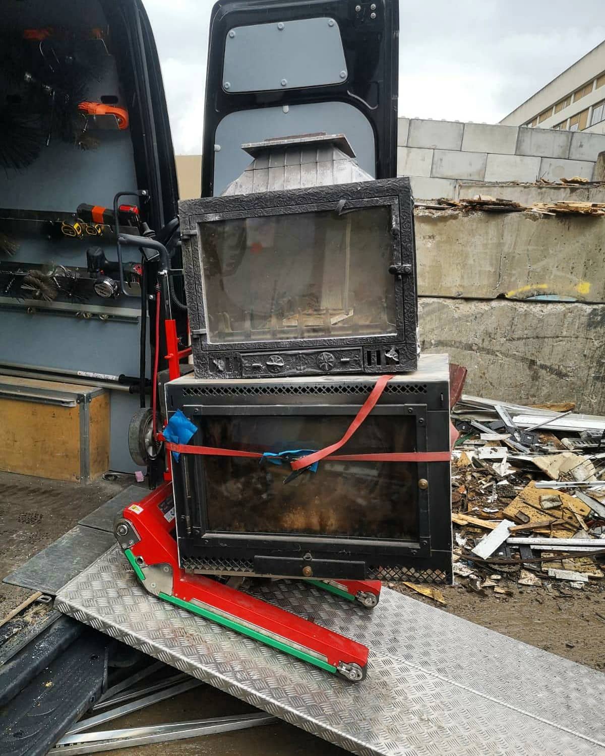 Carretilla Zonzini para transporte de chimenea por escaleras interiores