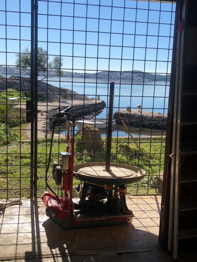Transporte de macetas de terracota con sube escaleras