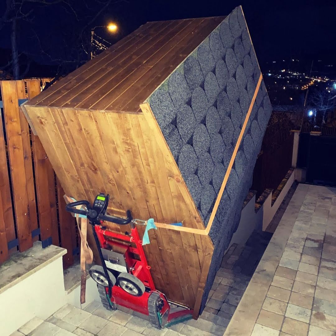 Manipulación de cargas pesadas con sube escaleras eléctrico