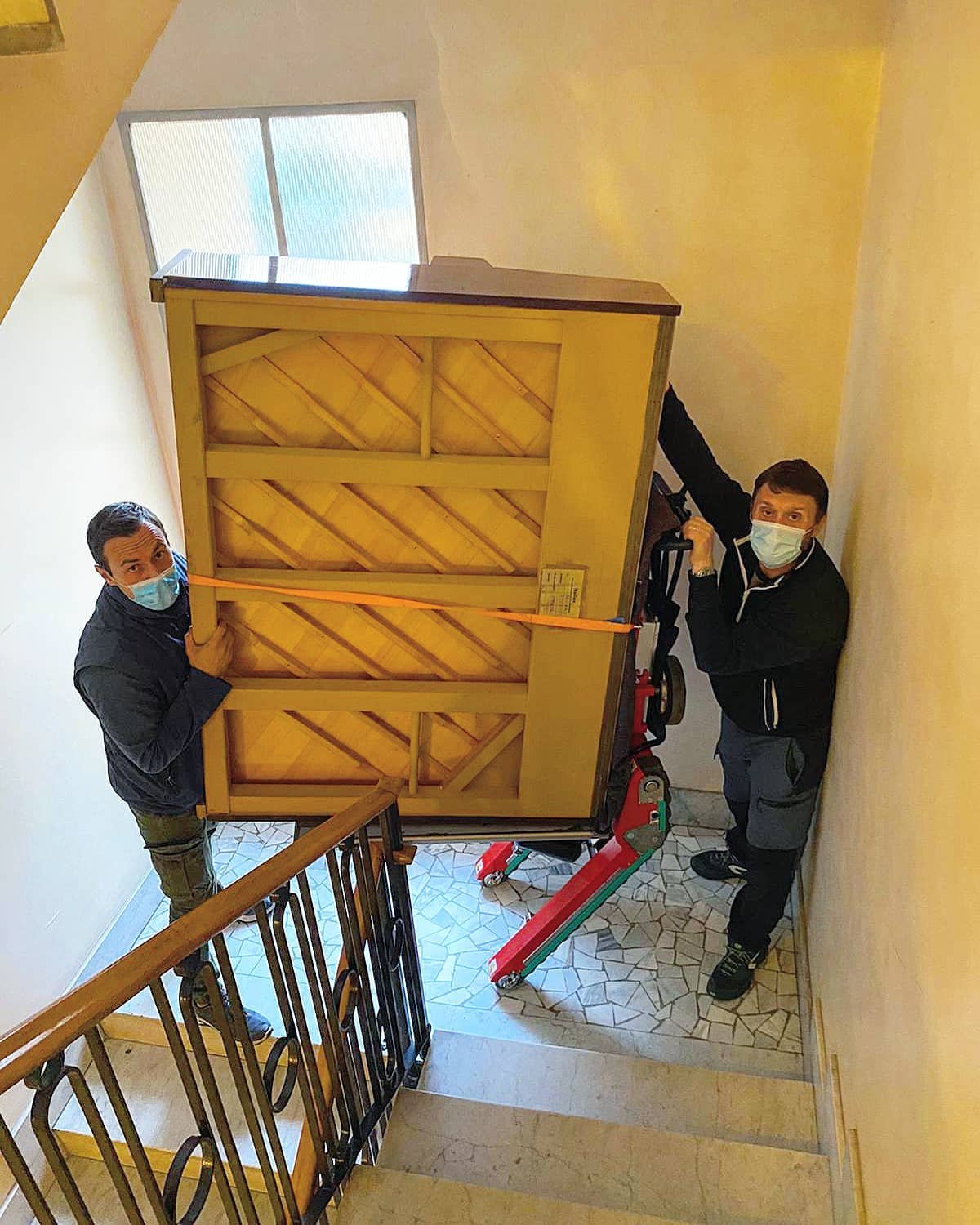 Carretilla sube escaleras para maniobra de piano en espacios estrechos