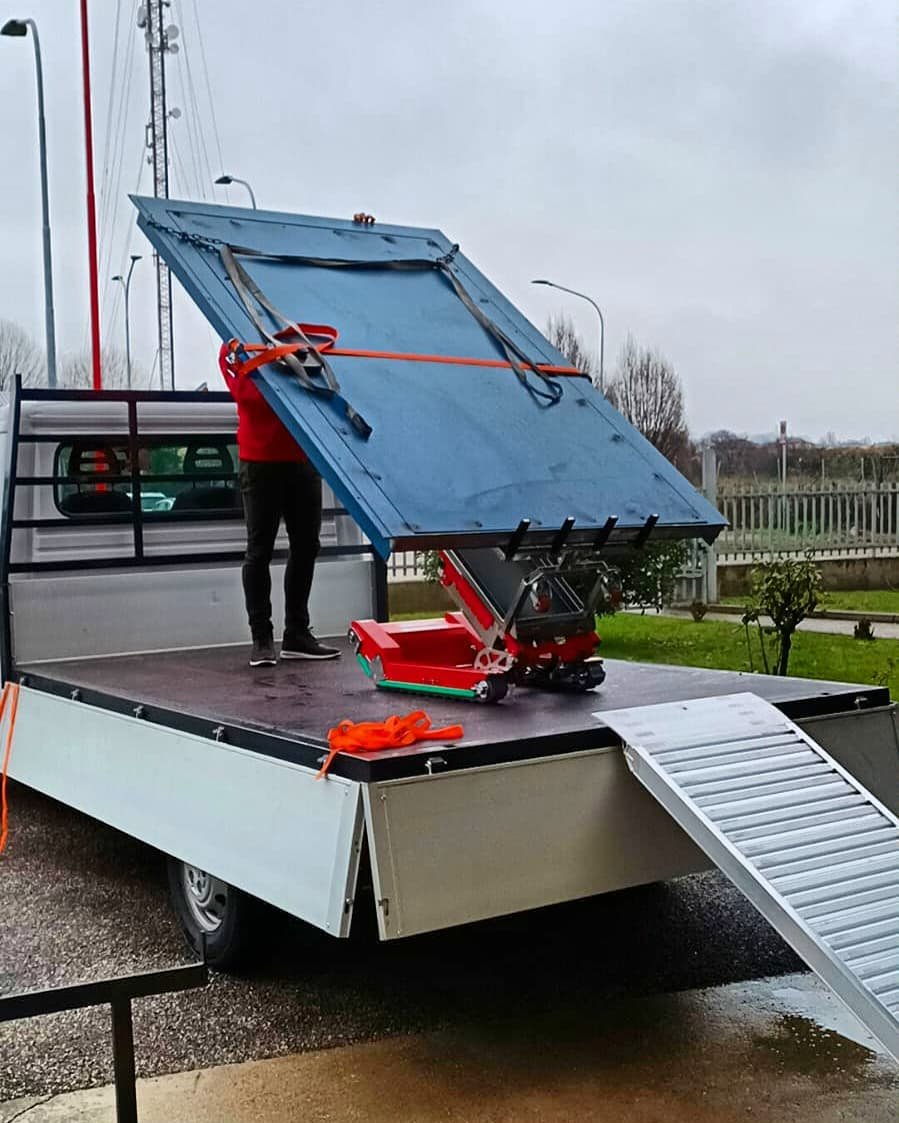 Carretilla sube escaleras eléctrica para transporte de puerta blindada por escaleras