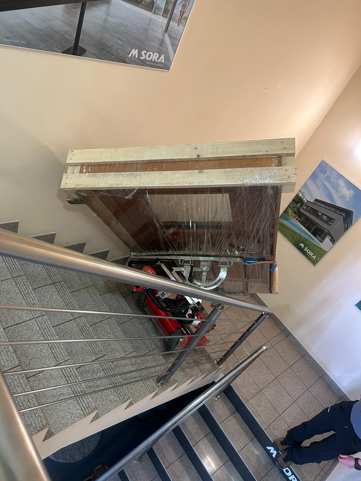 Sube escaleras Zonzini para instalación de carpinterías en edificio