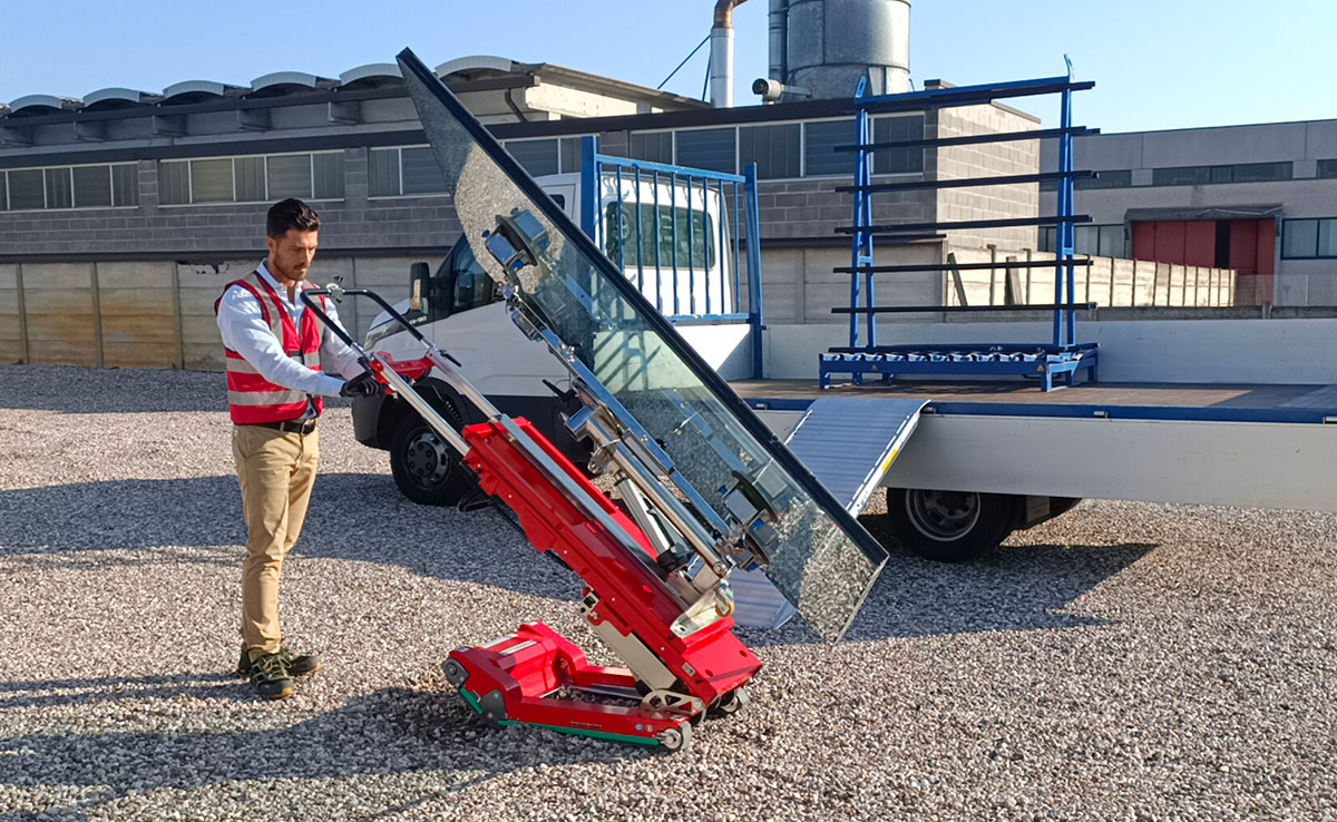 Transporte de acristalamiento en terrenos irregulares con Skipper GL