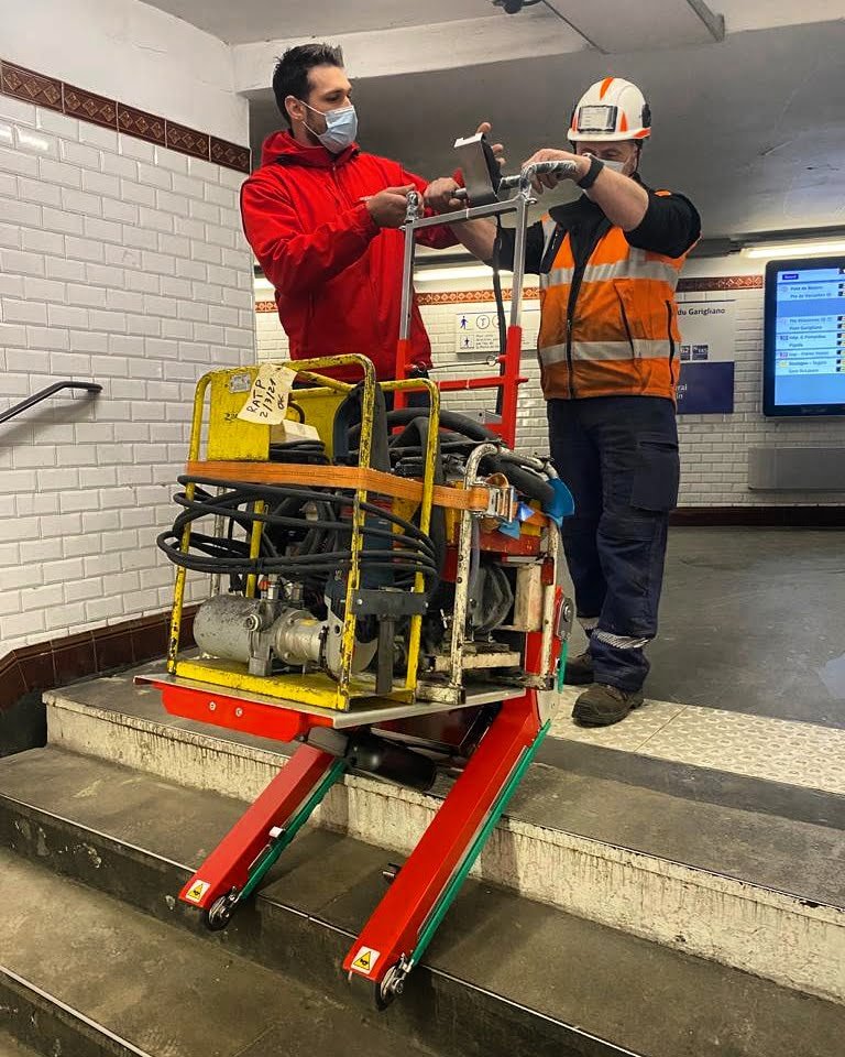 Monte-escalier pour transport d'accumulateur d'énergie en appartement