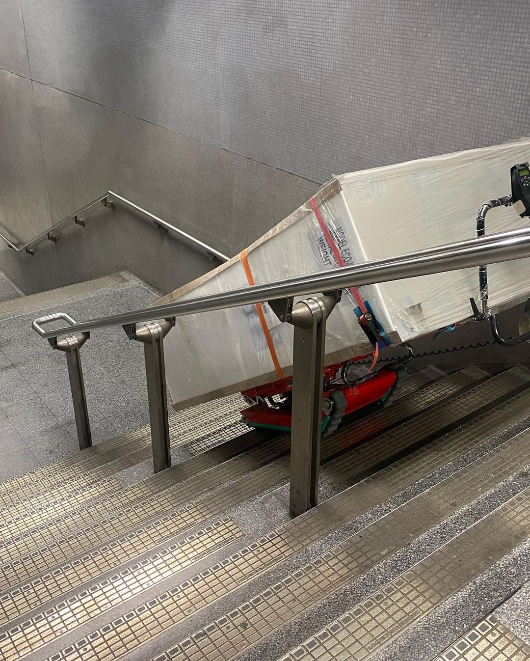 Chariot Zonzini pour installation de table de ping-pong dans les escaliers