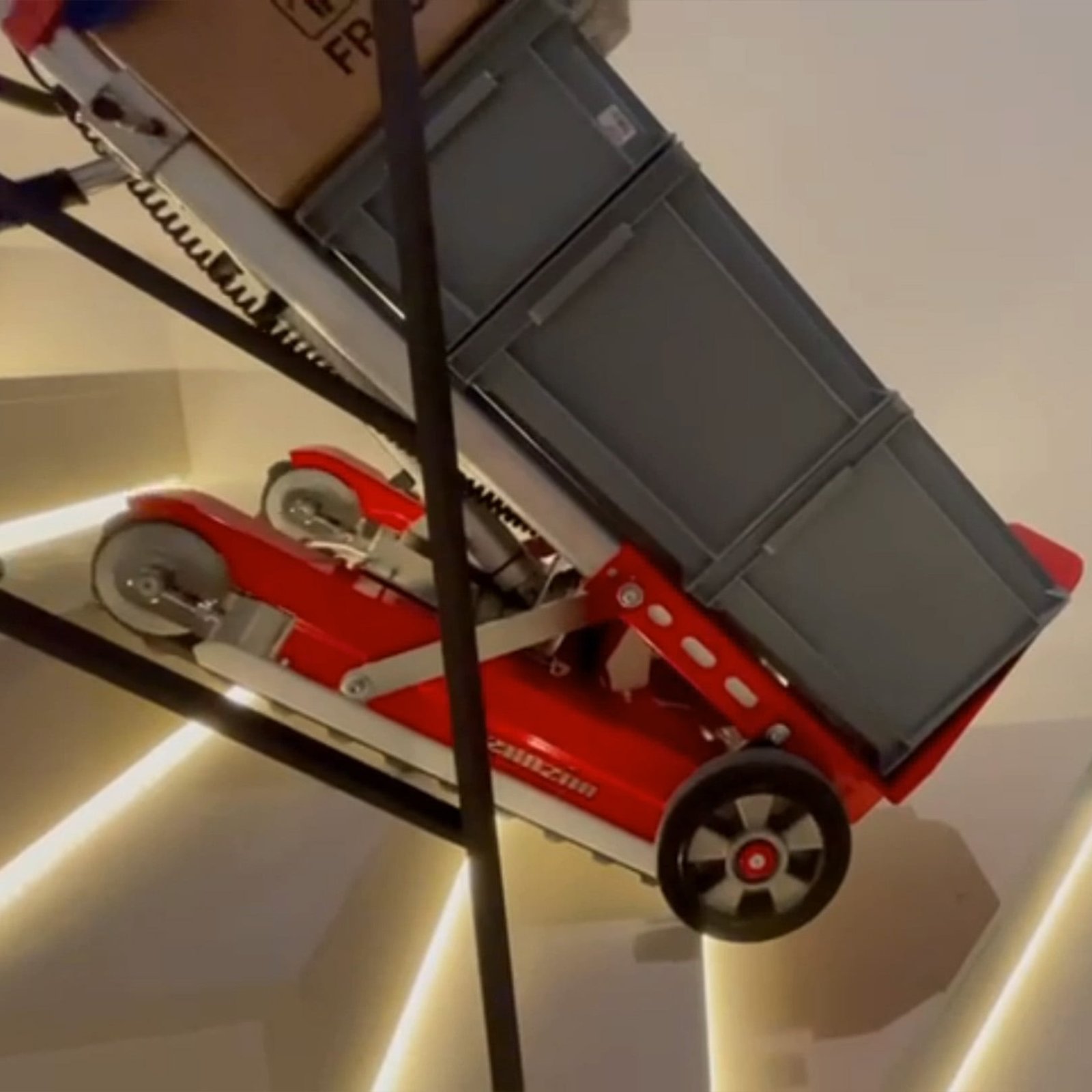 Chariot monte-escalier pour livraison de colis en appartement