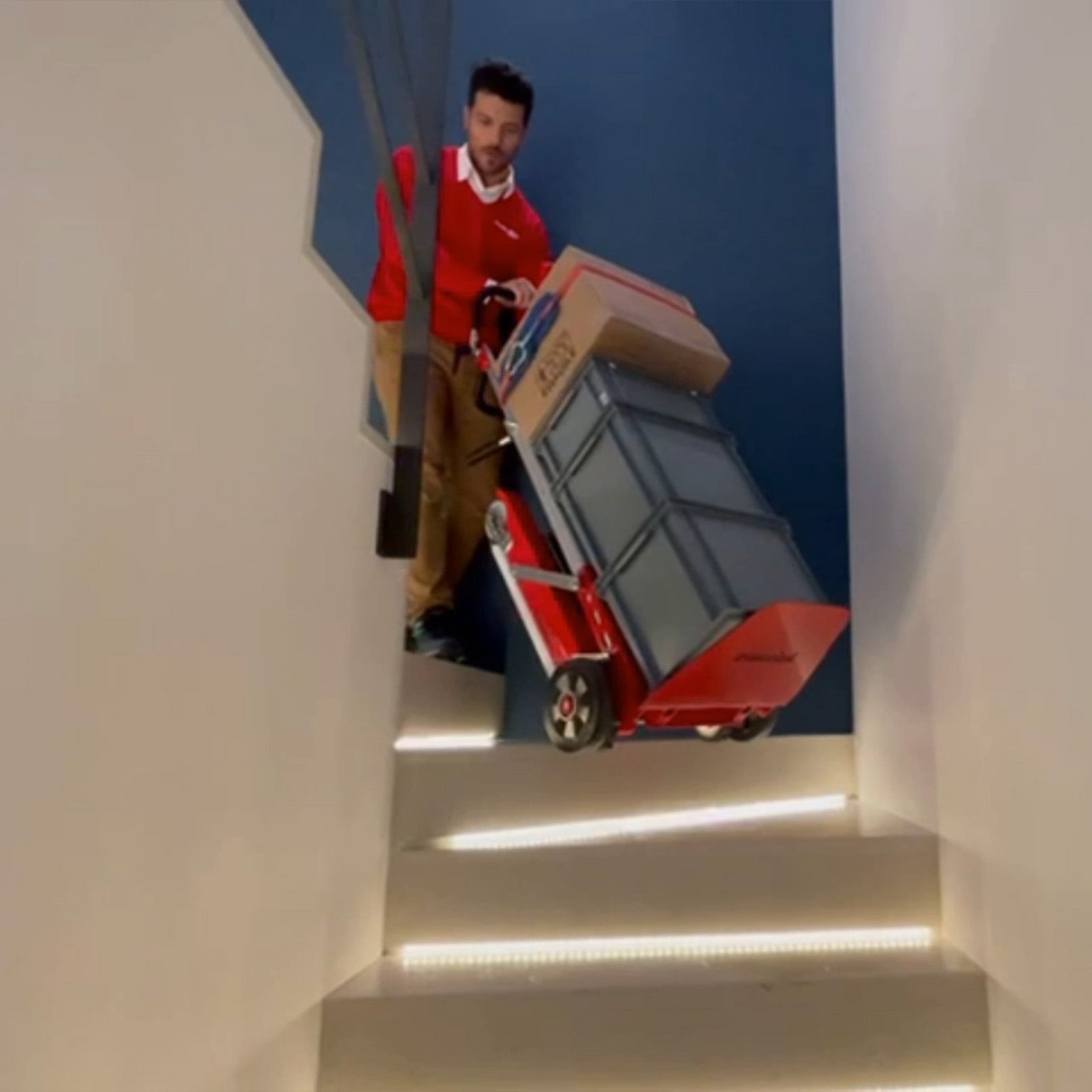 Monte-escalier électrique pour transport de colis lourds aux étages