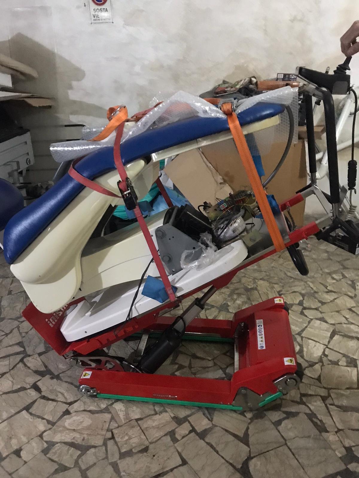 Transport d'objets encombrants dans les escaliers d'immeuble