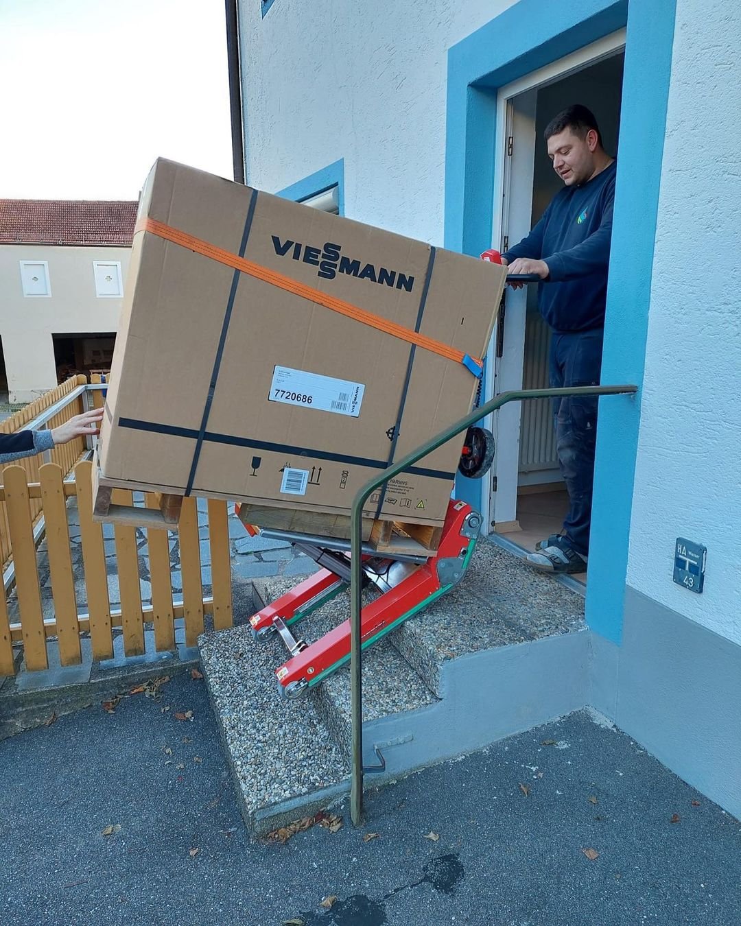 Monte-escalier pour transport d'installations de chauffage et climatisation