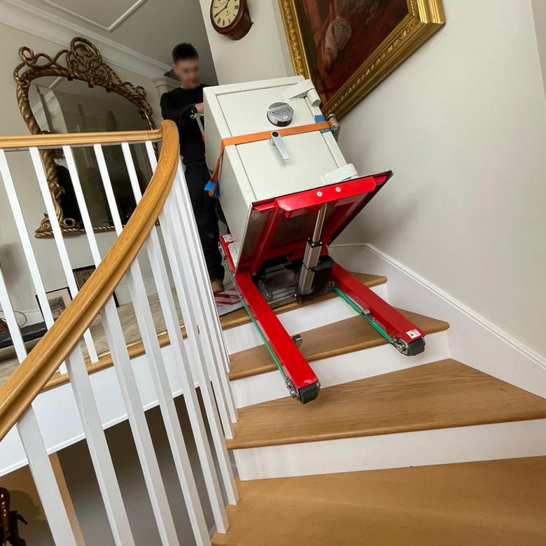 Livraison de coffre-fort en habitation avec monte-escalier électrique
