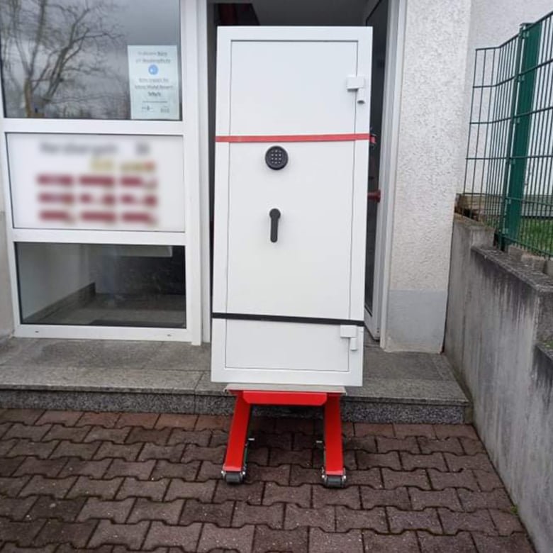 Transport de coffre-fort à documents dans les escaliers d'appartement