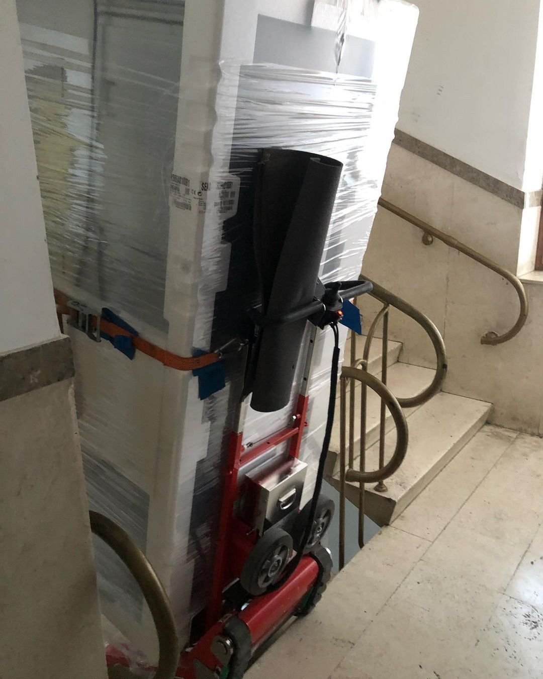 Chariot monte-escalier pour livraison de réfrigérateur américain au restaurant