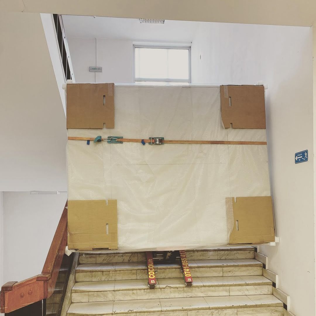 Monte-escalier Zonzini pour livraison de sèche-linge industriel dans les escaliers