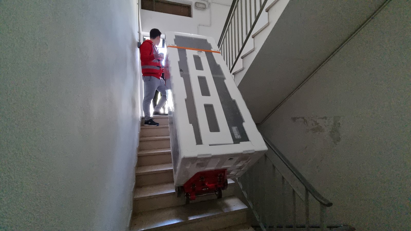 Chariot monte-escalier pour installation de lave-vaisselle dans les escaliers