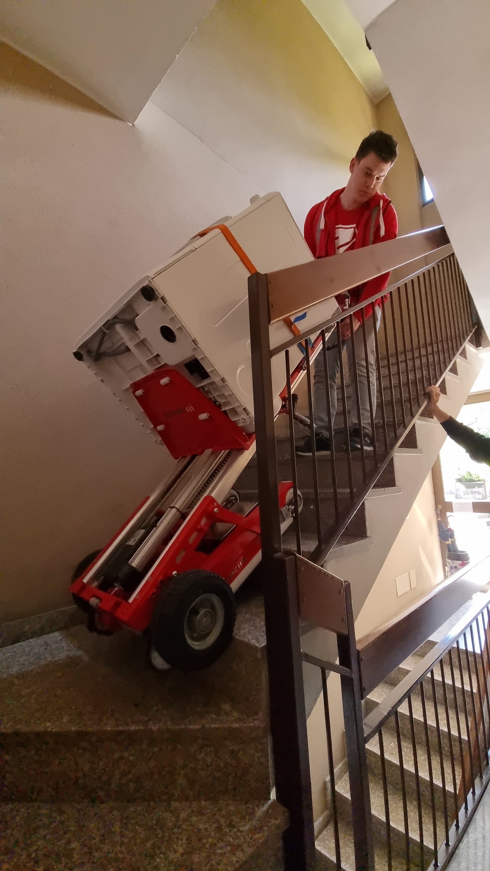 Chariot monte-escalier pour manutention d'appareil électroménager lourd dans les escaliers