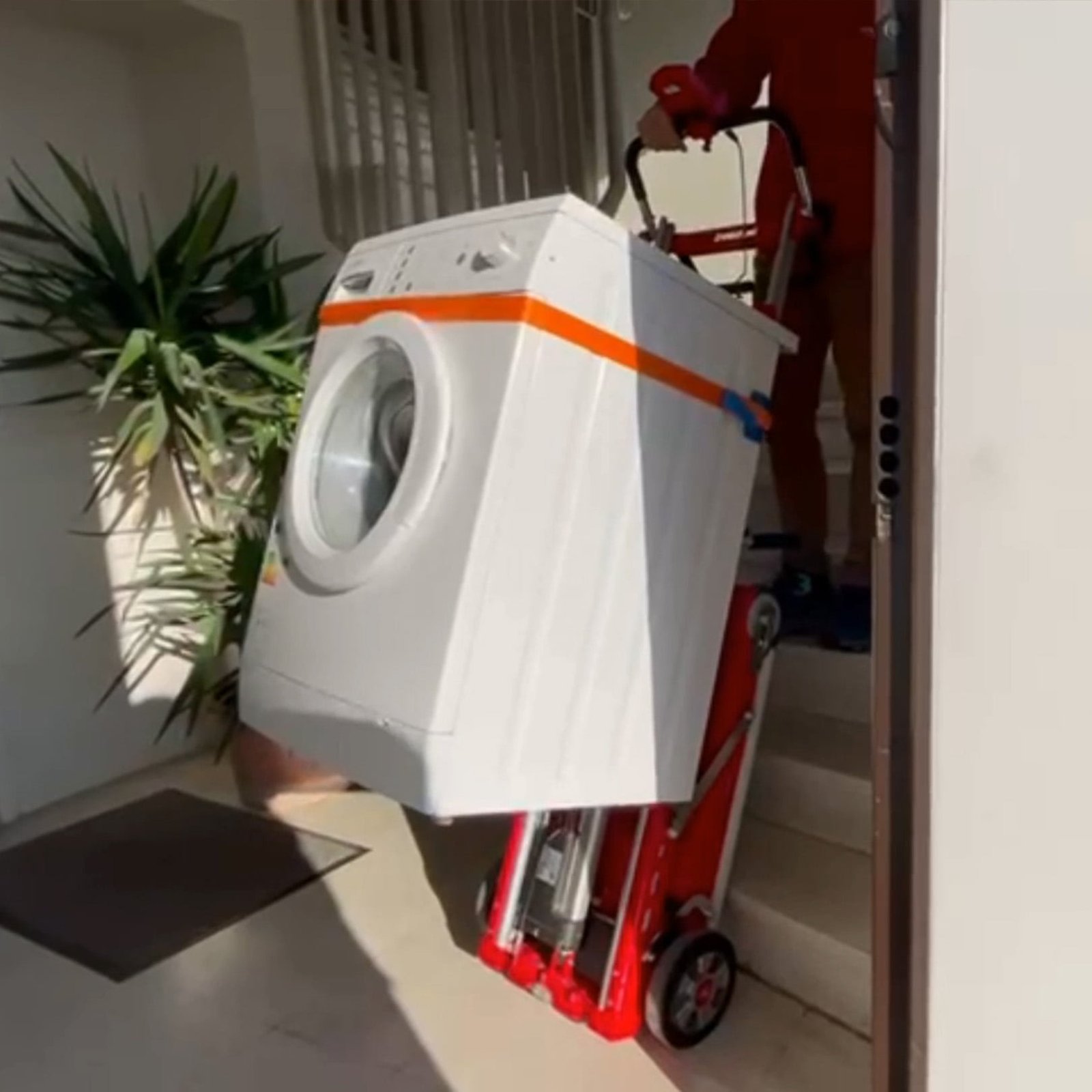 Chariot Zonzini pour installation de lave-linge dans escaliers étroits