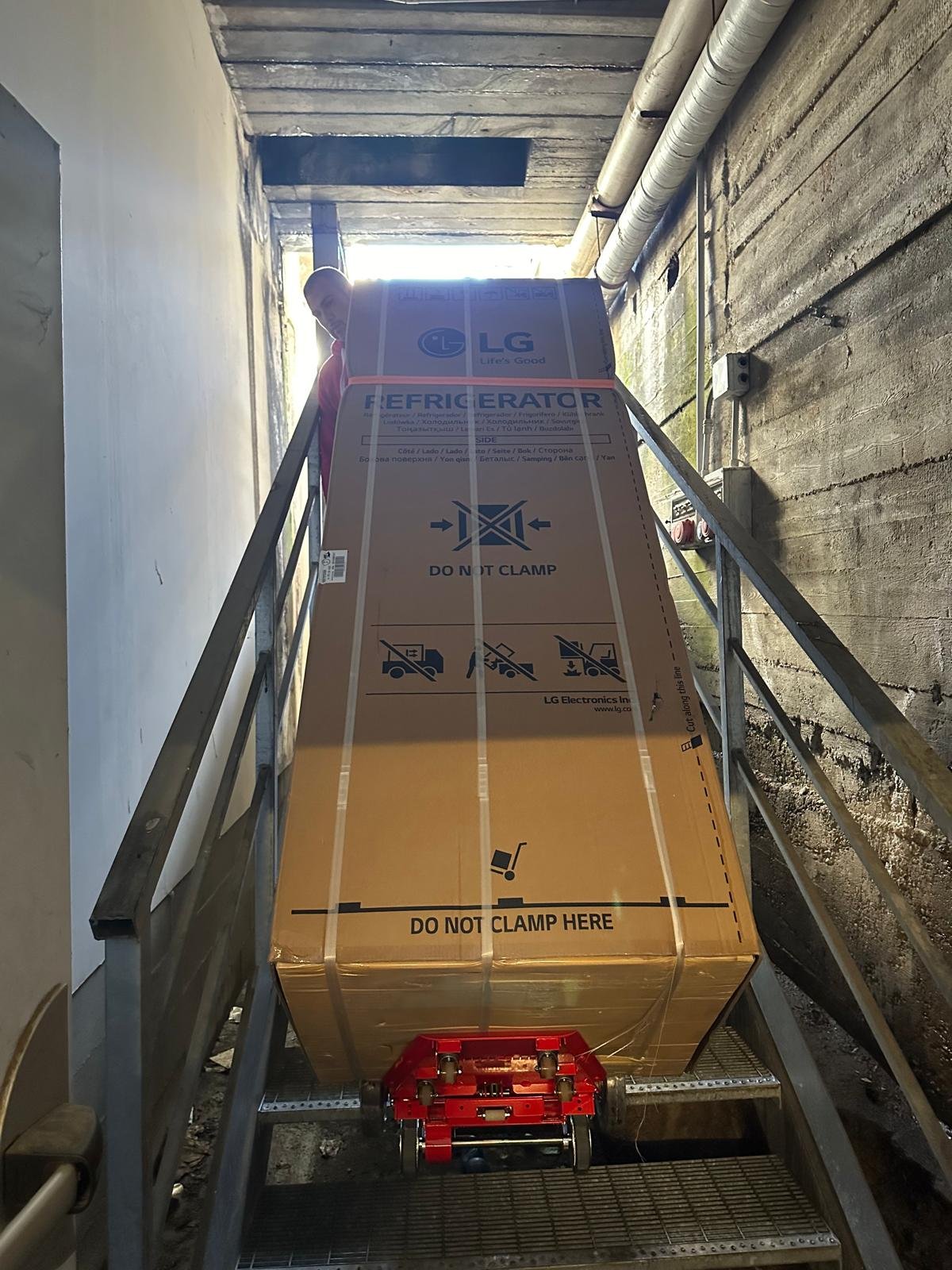 Monte-escalier électrique pour livraison d'électroménagers à domicile