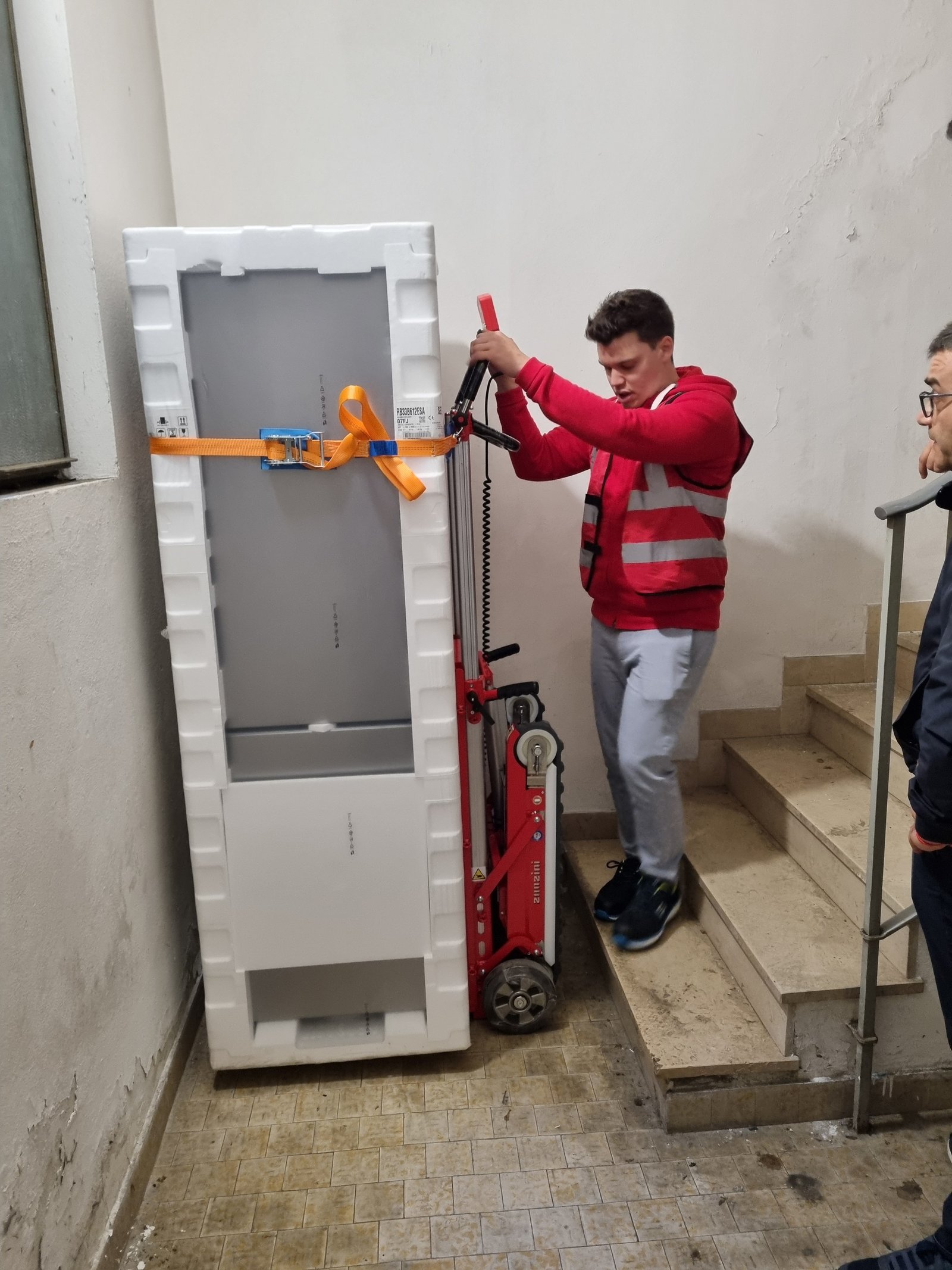 Monte-escalier électrique pour livraison de sèche-linge en appartement