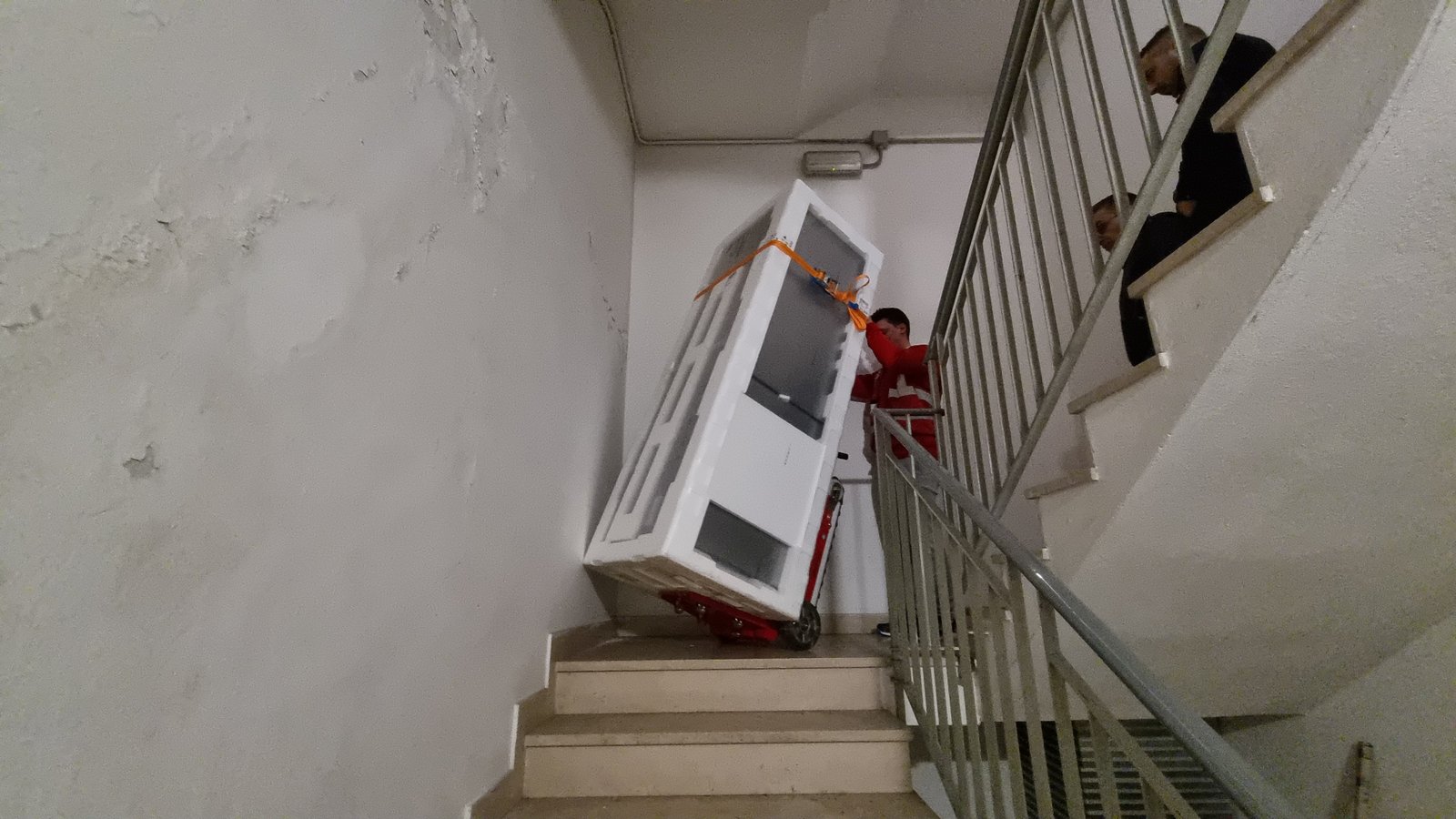 Monte-escalier Zonzini pour livraison de four électrique en immeuble