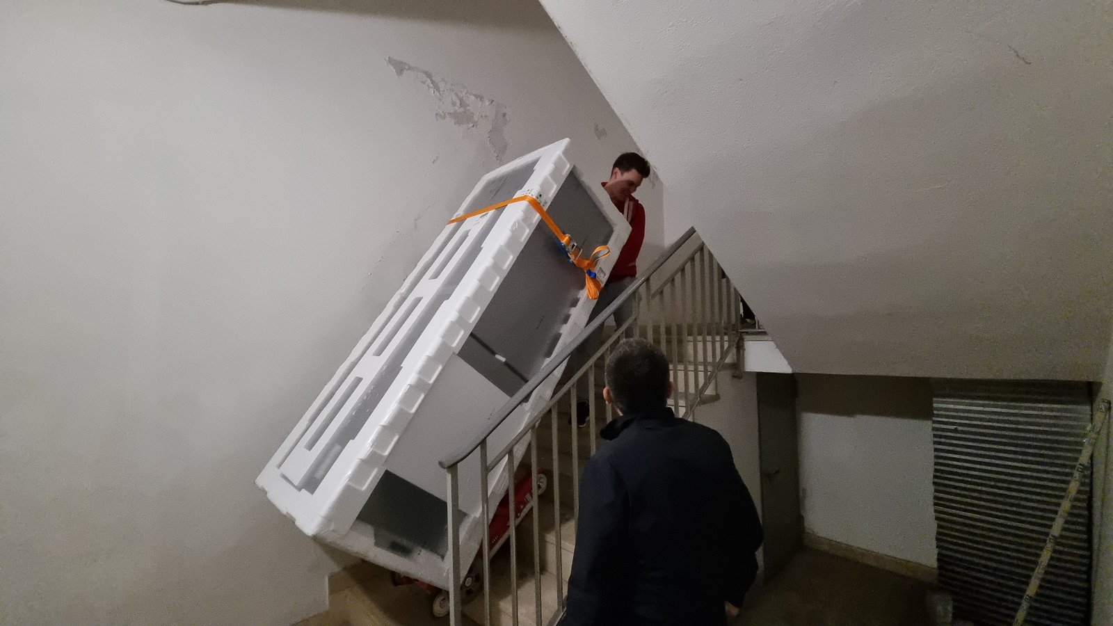Monte-escalier Zonzini pour manutention de réfrigérateur en immeuble