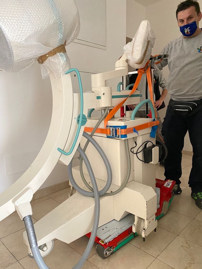Livraison de dispositifs médicaux en clinique avec chariot Zonzini