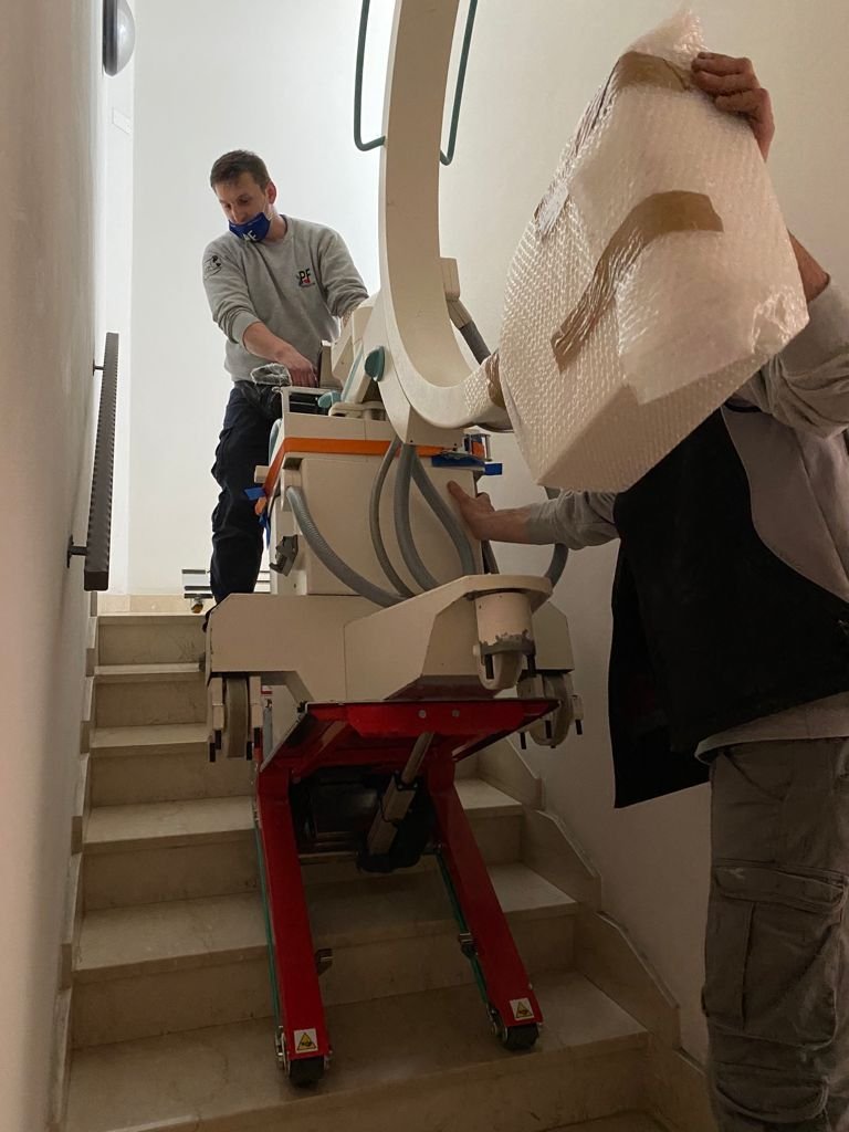 Monte-escalier électrique pour appareil laser médical