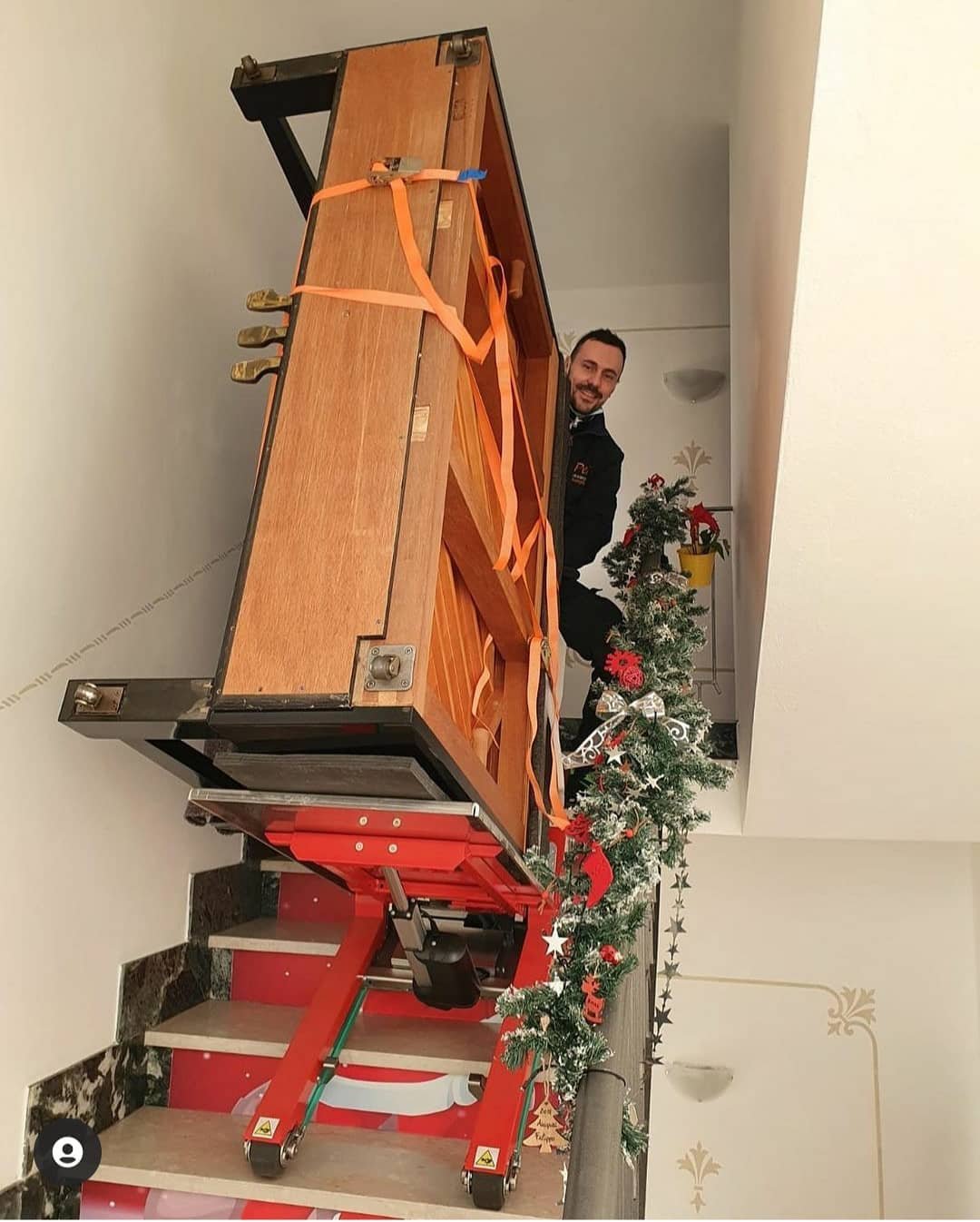 Chariot monte-escalier pour livraison de piano période de Noël