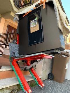 Chariot électrique monte-escalier pour installation d'insert de cheminée