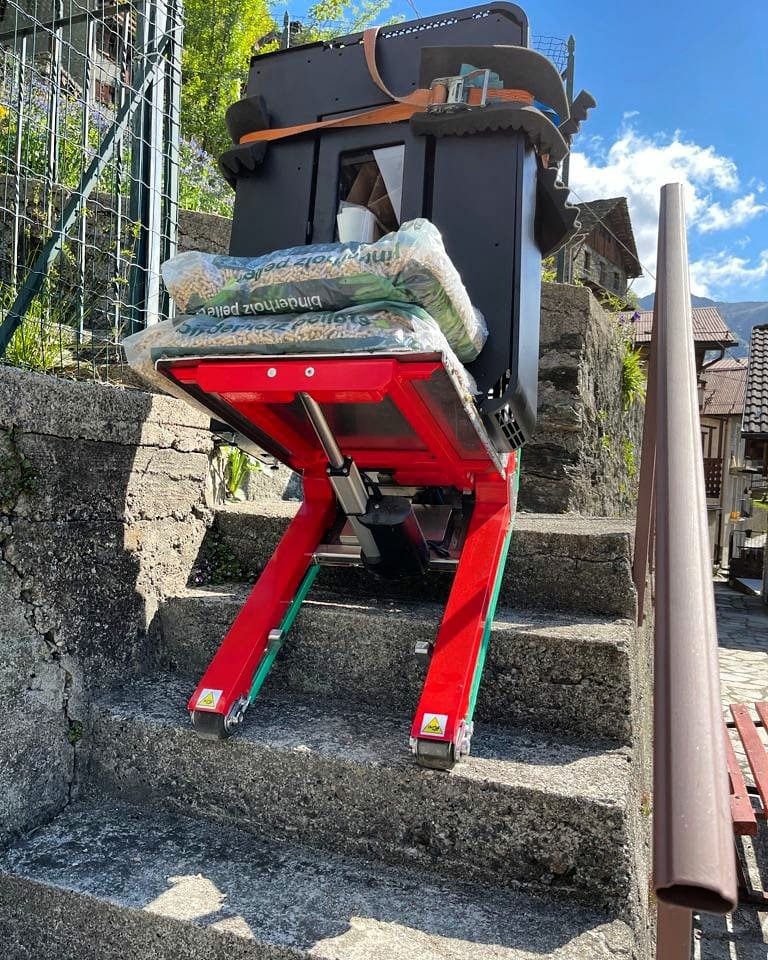 Monte-escalier électrique pour livraison de cheminée en appartement