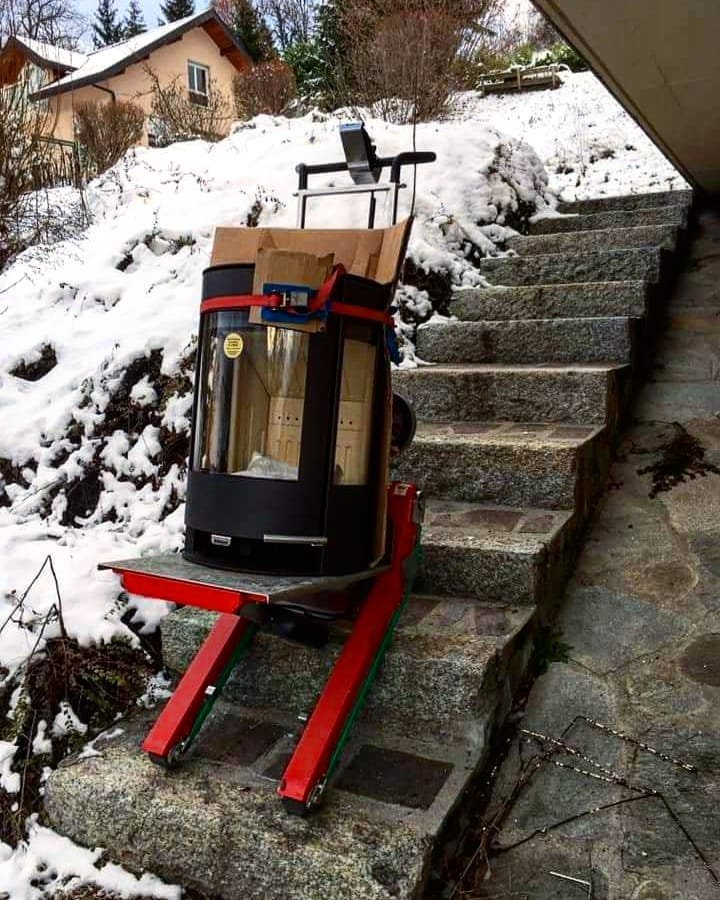 Monte-escalier Zonzini pour transport de poêle dans escalier extérieur avec neige