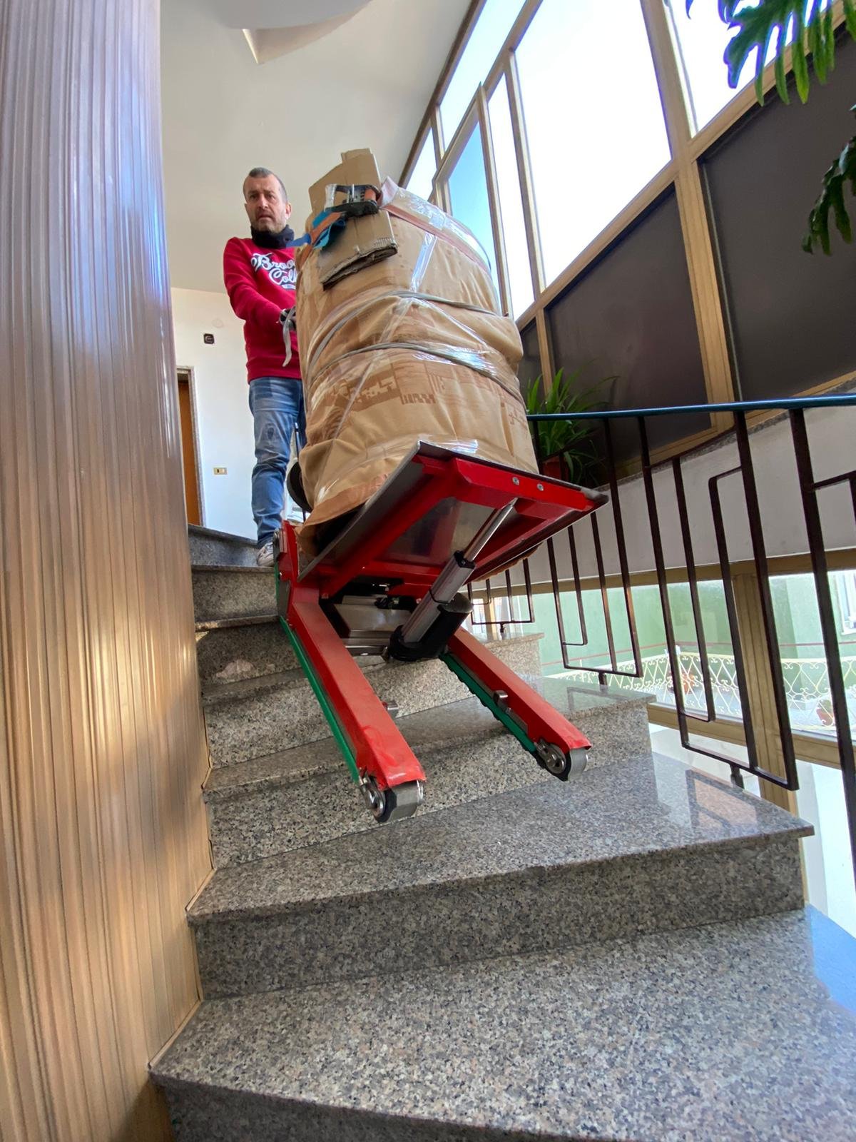Monte-escalier Zonzini pour transport d'insert cheminée dans les escaliers