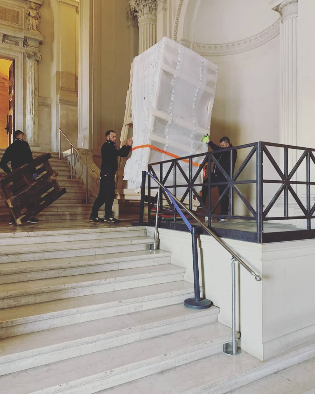 Livraison d'œuvres d'art au musée avec monte-escalier Domino