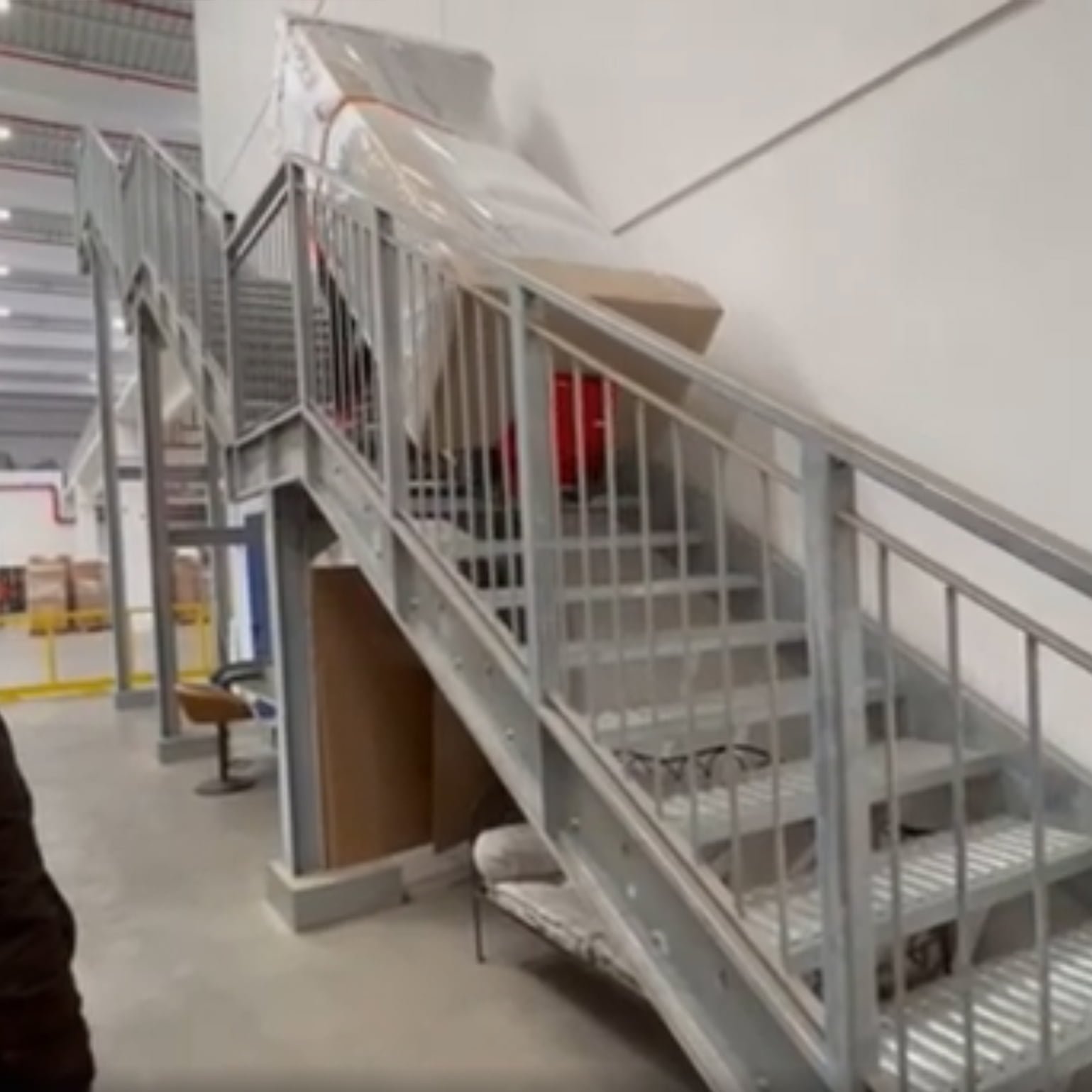 Monte-escalier Zonzini pour manutention de canapé aux étages supérieurs