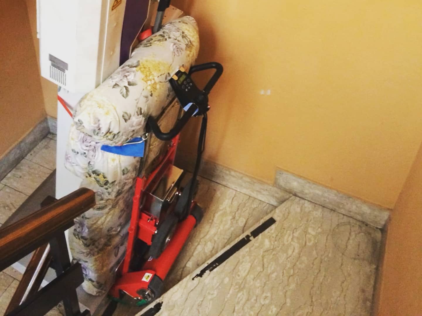 Carrello saliscale elettrico per trasporto attrezzatura medicale