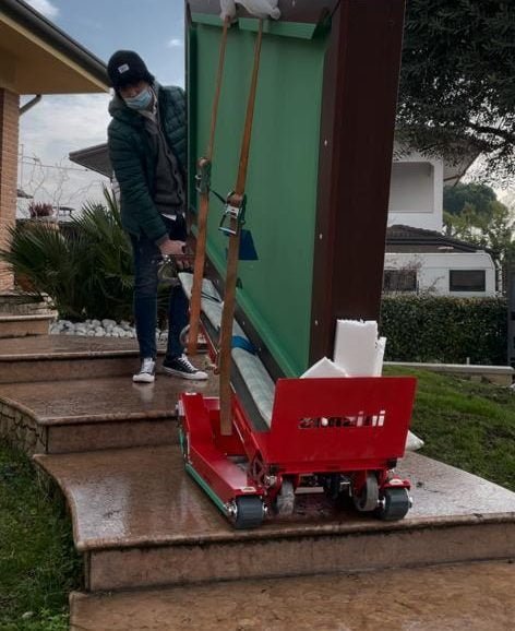 Saliscale Zonzini per movimentazione tavolo da biliardo ai piani