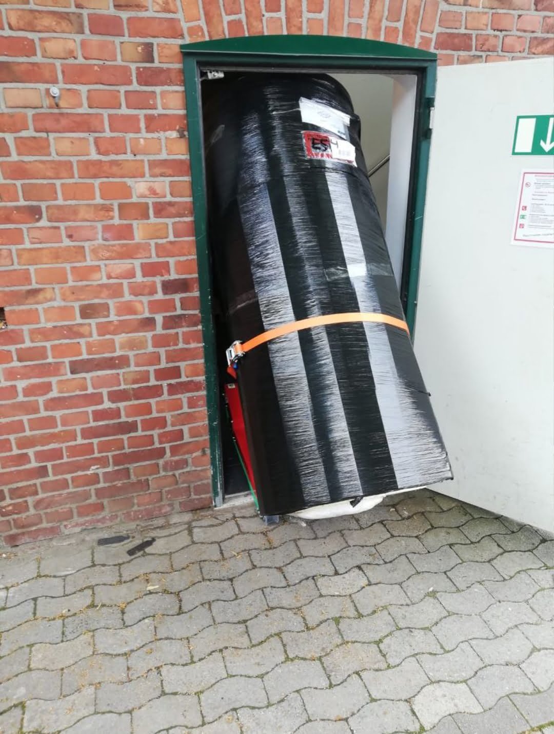 Carrello saliscale per installazione boiler elettrico su scale