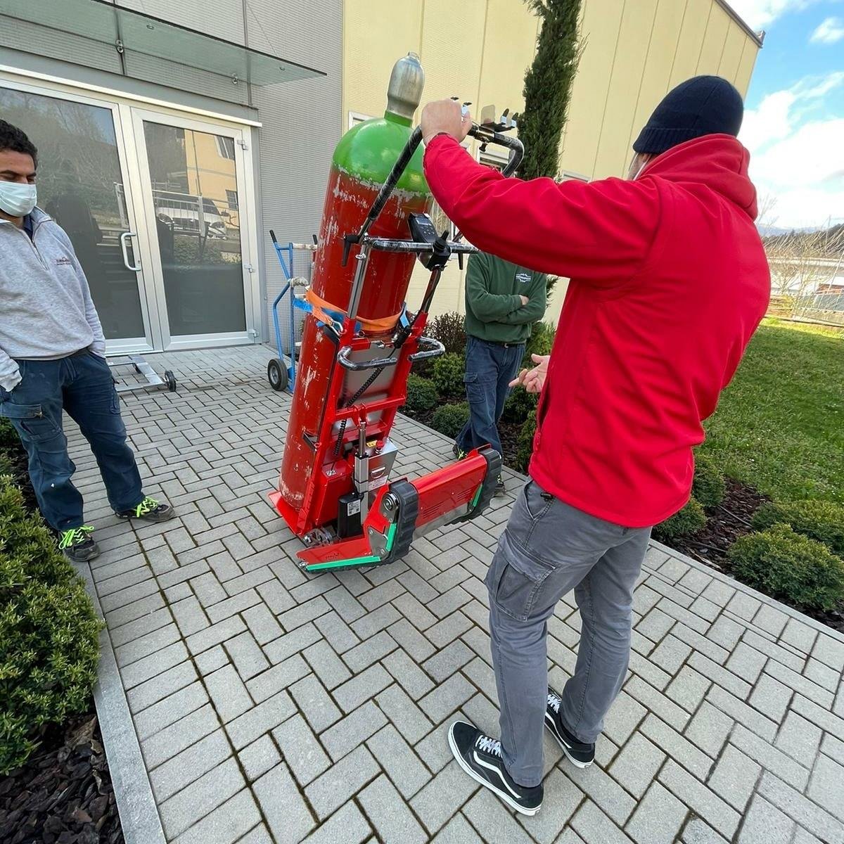 Carrello saliscale per consegna bombole gas antincendio ai piani