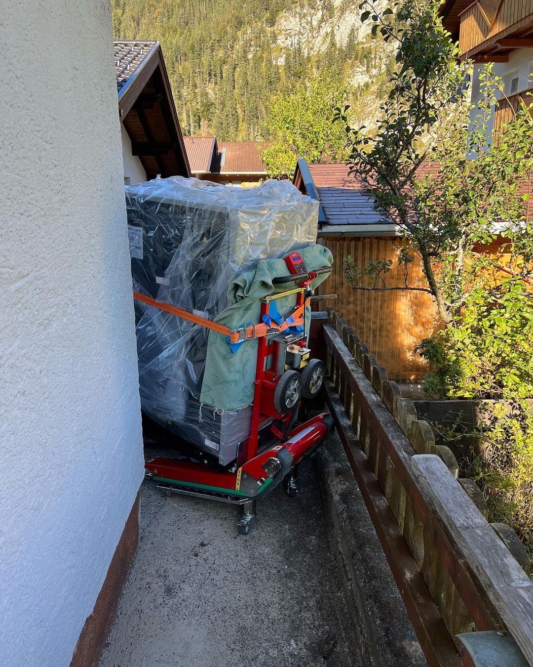 Carrello saliscale per installatori di caldaie e climatizzatori