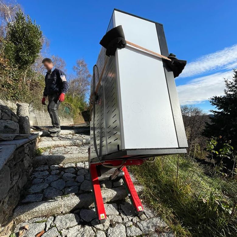 Trasporto condizionatore con carrello elettrico sulle scale