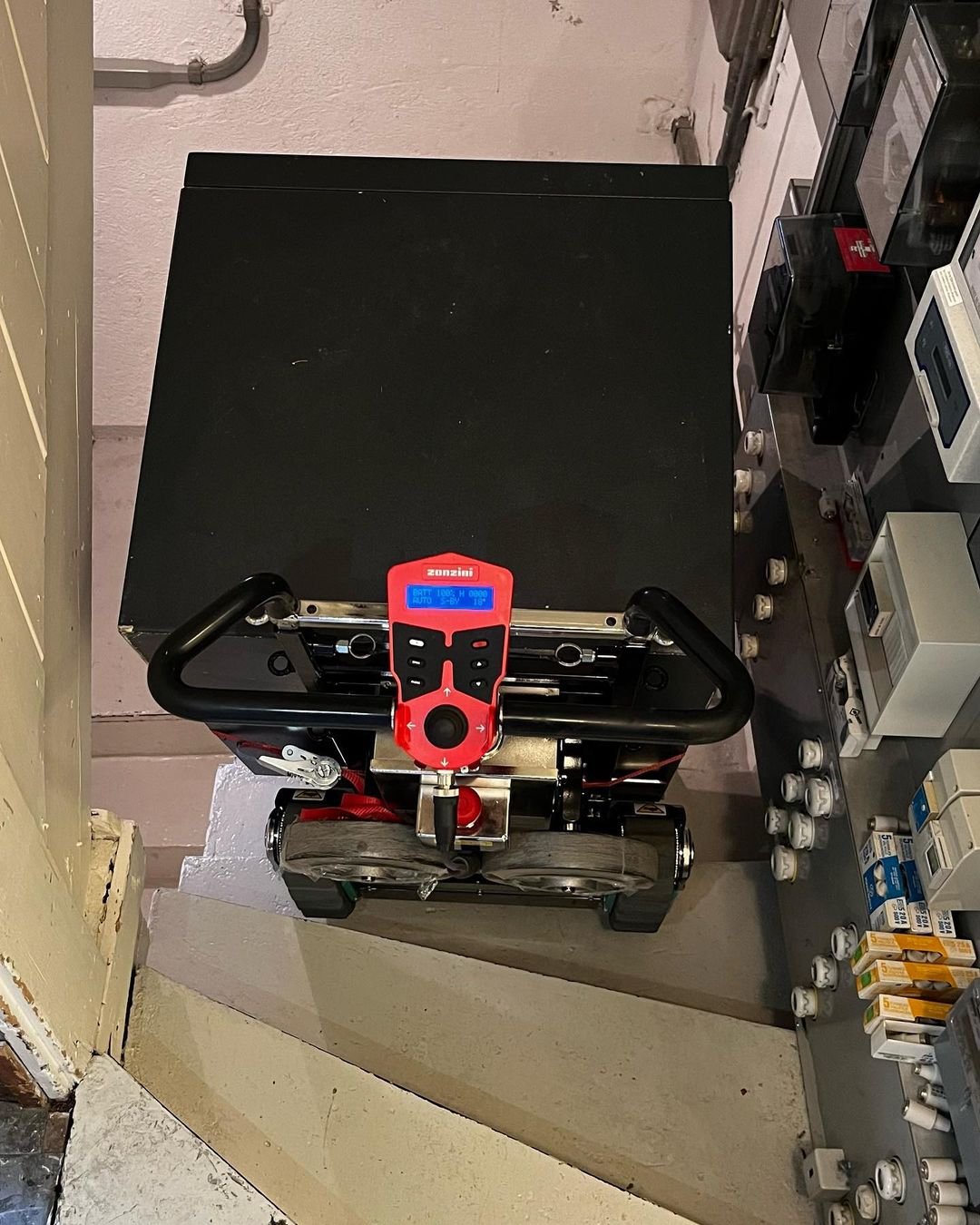 Movimentazione cassaforte commerciale con carrello elettrico