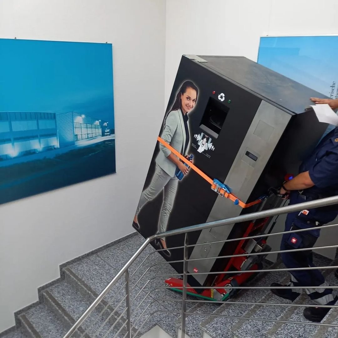 Carrello elettrico saliscale per installazione distributore automatico in azienda