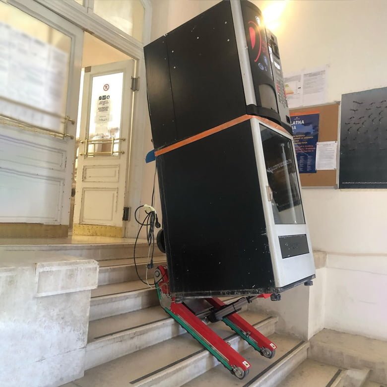 Carrello saliscale per consegna distributore bevande su scale