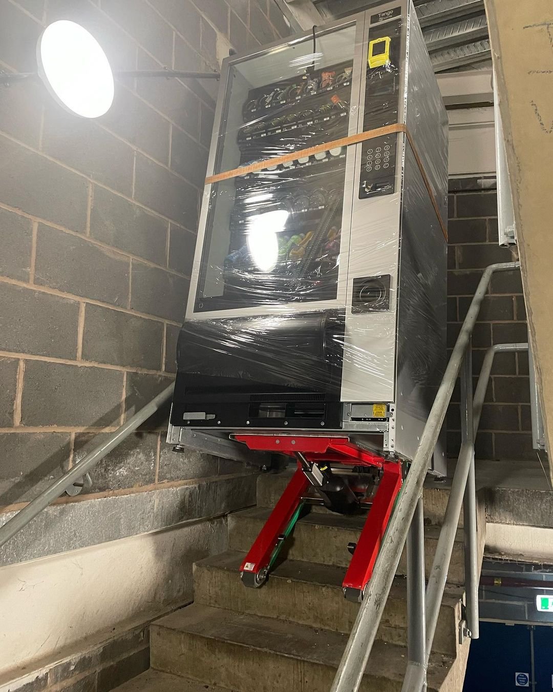 Saliscale elettrico per installazione distributore snack in condominio