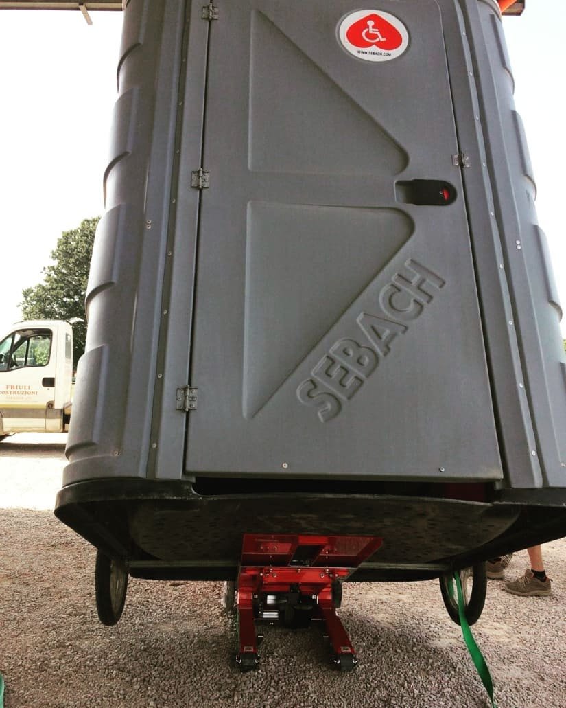 Carrello saliscale elettrico per trasporto bagno chimico in cantiere